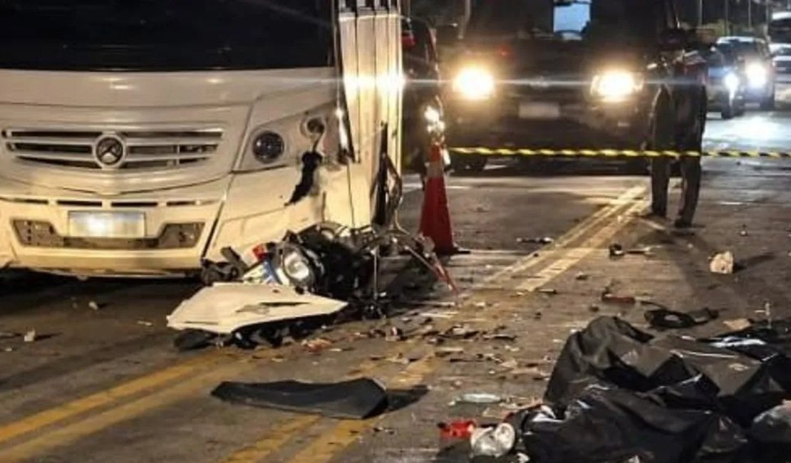 Acidente entre motocicleta e micro-ônibus deixa dois mortos em Coruripe