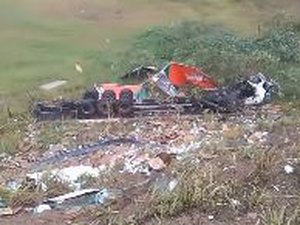 Carreta tomba na 'Curva do Criminoso', na BR-104, em Pernambuco