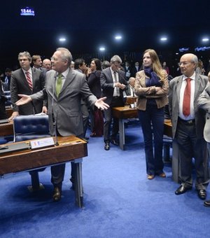 Renan Calheiros e Romero Jucá se desentendem durante sessão plenária