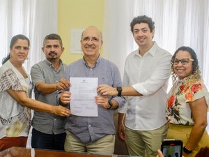 Prefeito Ronaldo Lopes assina ordem de serviços para Casa do Empreendedor de Penedo