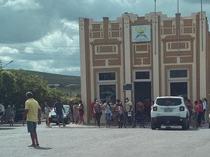 Eleitores fazem manifestação cobrando empregos prometidos por prefeito de Junqueiro