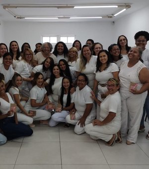 Curso de massoterapia oferecido pela Semudh capacita mulheres para o mercado de trabalho