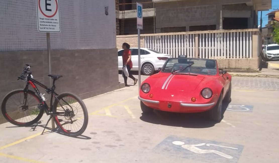 [Vídeo] Conversível estacionado em vagas para deficiente é guinchado em Maragogi 