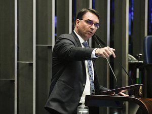 Flávio Bolsonaro chama de 'insana' operação da PF contra empresários