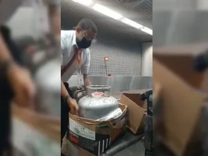 Vídeo: mulher tenta despachar botijão de gás em voo de Recife a SP