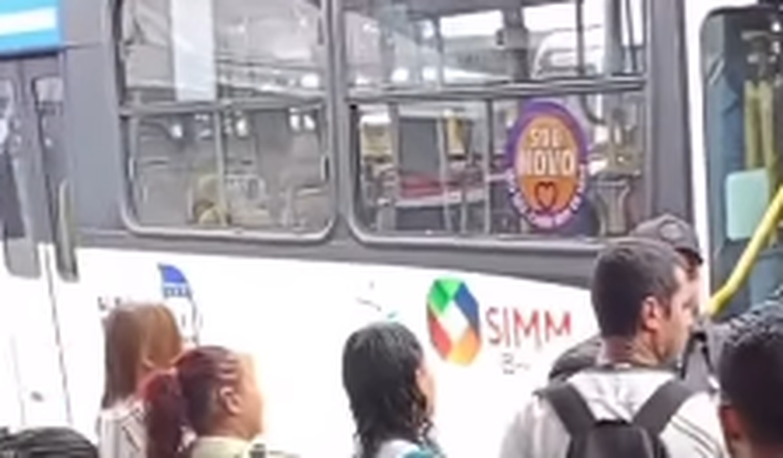 Passageiros se revoltam com atraso na saída de ônibus no terminal do Benedito Bentes