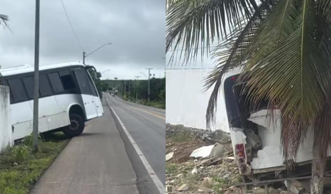 Ônibus bate e derruba muro de unidade de saúde em Taquarana