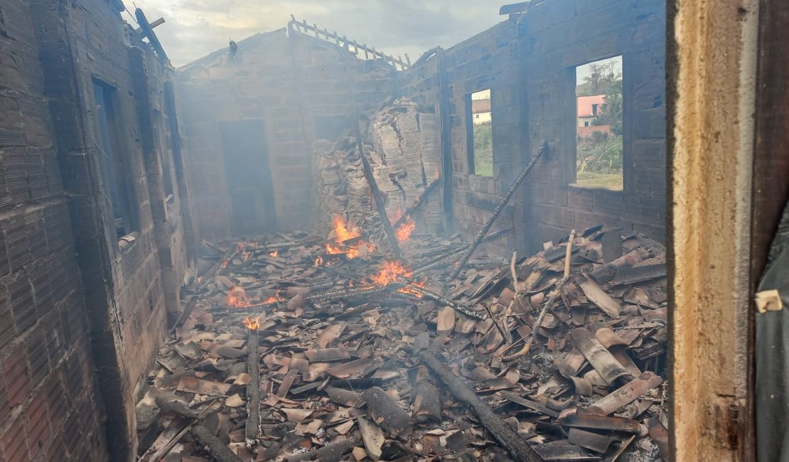 Veja estrago deixado por incêndio em fábrica de fogos clandestina no interior de AL