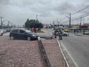 Após ser atingido por carro, poste cai em cima de outro veículo na Av. Menino Marcelo