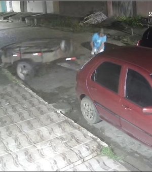 [Vídeo] Homem é flagrado roubando reboque no bairro Senador Nilo Coelho, em Arapiraca