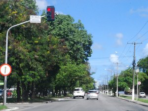 Pardais eletrônicos multam mais de 20 mil motoristas por mês em Maceió, diz SMTT