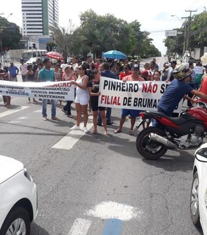 Moradores do Pinheiro realizam protesto na Av. Fernandes Lima