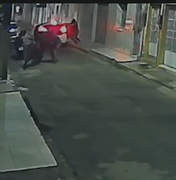 Imagens mostram atiradores descendo de carro e atirando contra grupo no Jaraguá, em Maceió