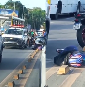 Motociclista fica ferida após acidente na Avenida Governador Afrânio Lages