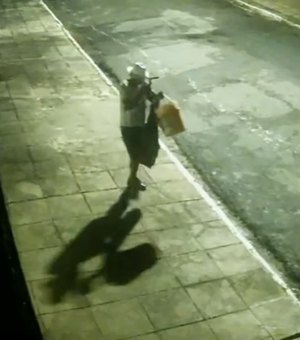 Homem é flagrado furtando hidrômetro no bairro do Farol, em Maceió