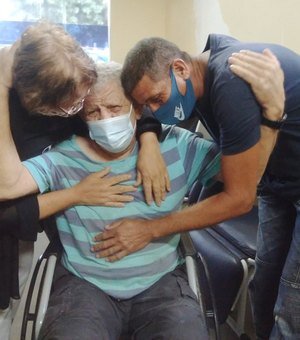 Homem de 65 anos reencontra família após quase 20 anos sem contato