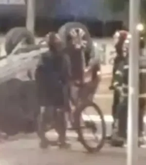 [Vídeo] Carro capota e para em canteiro perto do HU, em Maceió