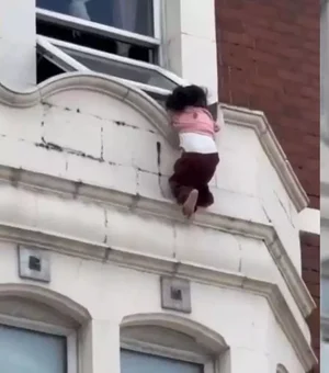 Menina fica pendurada em janela de prédio em Londres e é resgatada