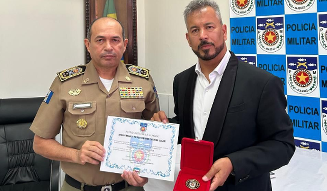 Presidente do ASA é homenageado pela PM durante reunião sobre segurança da final do Alagoano