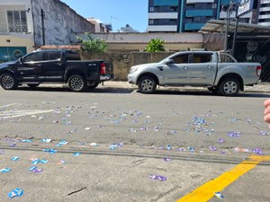 [Vídeo] Ruas com seções eleitorais amanhecem repletas de santinhos em Maceió