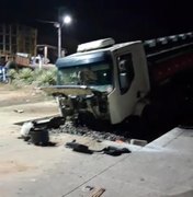 [Vídeo] Carreta cai em buraco de pista em Novo Lino