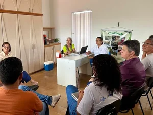 Marcela Barros entrega cestas básicas para alunos da EJA em Novo Lino