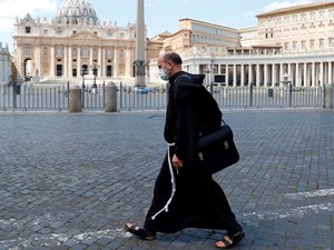 Vaticano pune ex-arcebispo polonês por negligência sobre abuso sexual