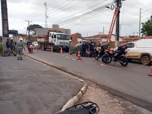 [Vídeo] Funcionário da Equatorial é socorrido após levar descarga elétrica enquanto trabalhava em Arapiraca