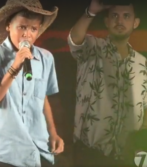 Mano Walter chama Winicios Vaqueiro para cantar durante seu show no Maceió Verão