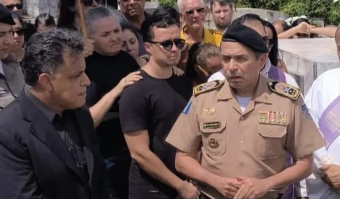 Comandante da PM emociona em homenagem a coronel que morreu após mal súbito