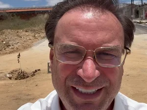 Luciano Barbosa visita obras de drenagem no bairro Zélia Barbosa, em Arapiraca