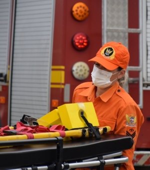 Bombeiros são acionados para resgatar vítima de acidente de trânsito no Farol, em Maceió