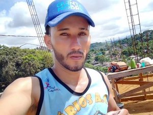 Motoboy viraliza ao levar 'bolo' de amigos em obra de casa e ganha vaquinha