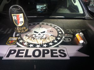 Jovem entra em luta corporal com policiais e é preso com 160 pedras de crack em Arapiraca