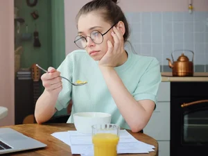 Hábitos que desaceleram seu metabolismo e você talvez nem perceba