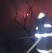 Incêndio destrói casa utilizada como depósito de bebidas em Maceió