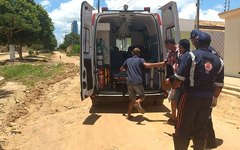 Colisão entre bicicleta e caminhão quase termina em tragédia, em Arapiraca