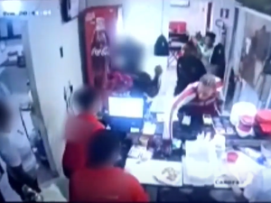 Câmera de segurança flagra momento em que suspeitos assaltam restaurante