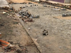 Moradores denunciam que obra de calçamento está paralisada há quase um mês