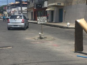 [Vídeo] Moradores da Jatiúca denunciam buracos em via pública e cobram solução