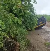 Viatura da PRF capota após derrapar em pista molhada na BR-101, em Teotônio Vilela