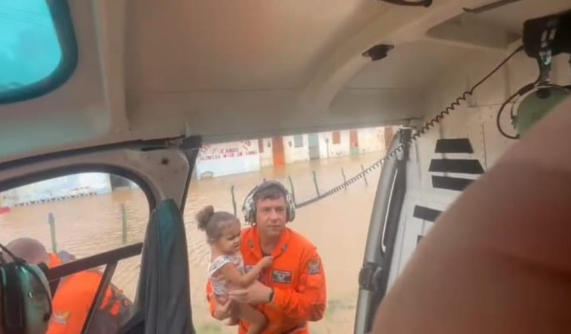 Moradores de áreas inundadas em Murici são resgatadas de helicóptero pelos  Bombeiros