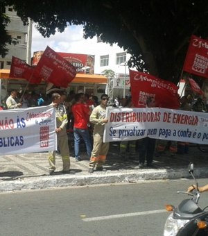 Funcionários suspendem atendimento e protestam