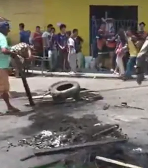 [Vídeo] Moradores do Benedito Bentes bloqueiam via princial do bairro em protesto contra falta de água