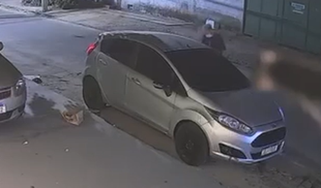 Homem é flagrado por câmeras ao furtar veículo na Jatiúca, em Maceió