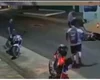 Mulher perde controle de moto e é atingida por ônibus em Penedo