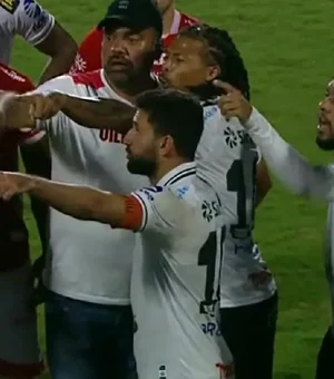 Jogadores do Operário-PR brigam com torcedores do Vila Nova em jogo da Série B