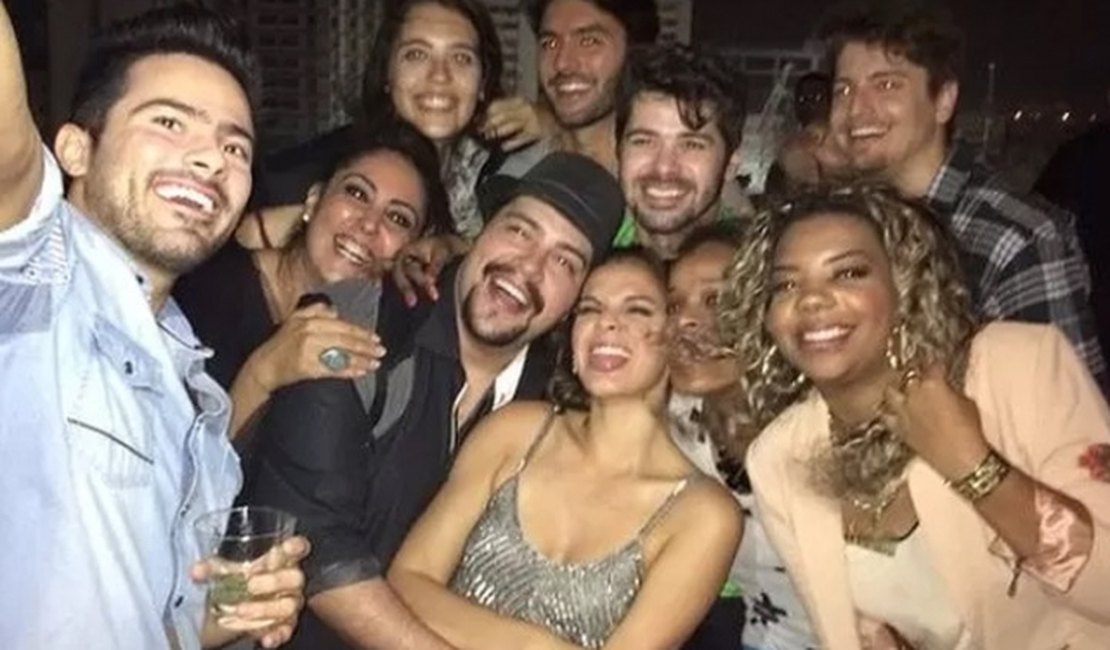 Bruna Marquezine vara a madrugada em festa de aniversário