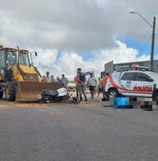 Motociclista morre após colisão com retroescavadeira em trecho da AL-110, em Arapiraca