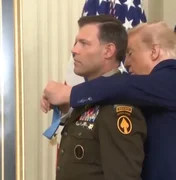 Trump se atrapalha ao colocar medalha em veterano de guerra dos EUA